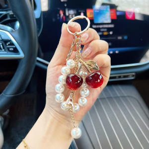 Брелок-подвеска для сумки и ключей «Спелая вишня» с жемчугом Cherry Pearl с мини-кулоном Эйфелевой башни