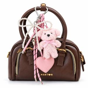 Дизайнерський брелок для сумки та рюкзака «Teddy & Heart» з перловою ниткою та шкіряним серцем, Рожевий